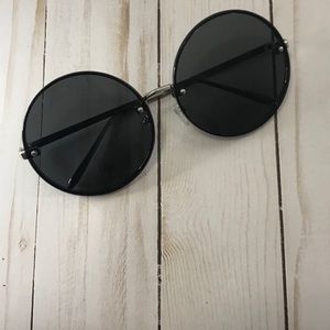 NWOT -Black Circle Frame Sunglasses